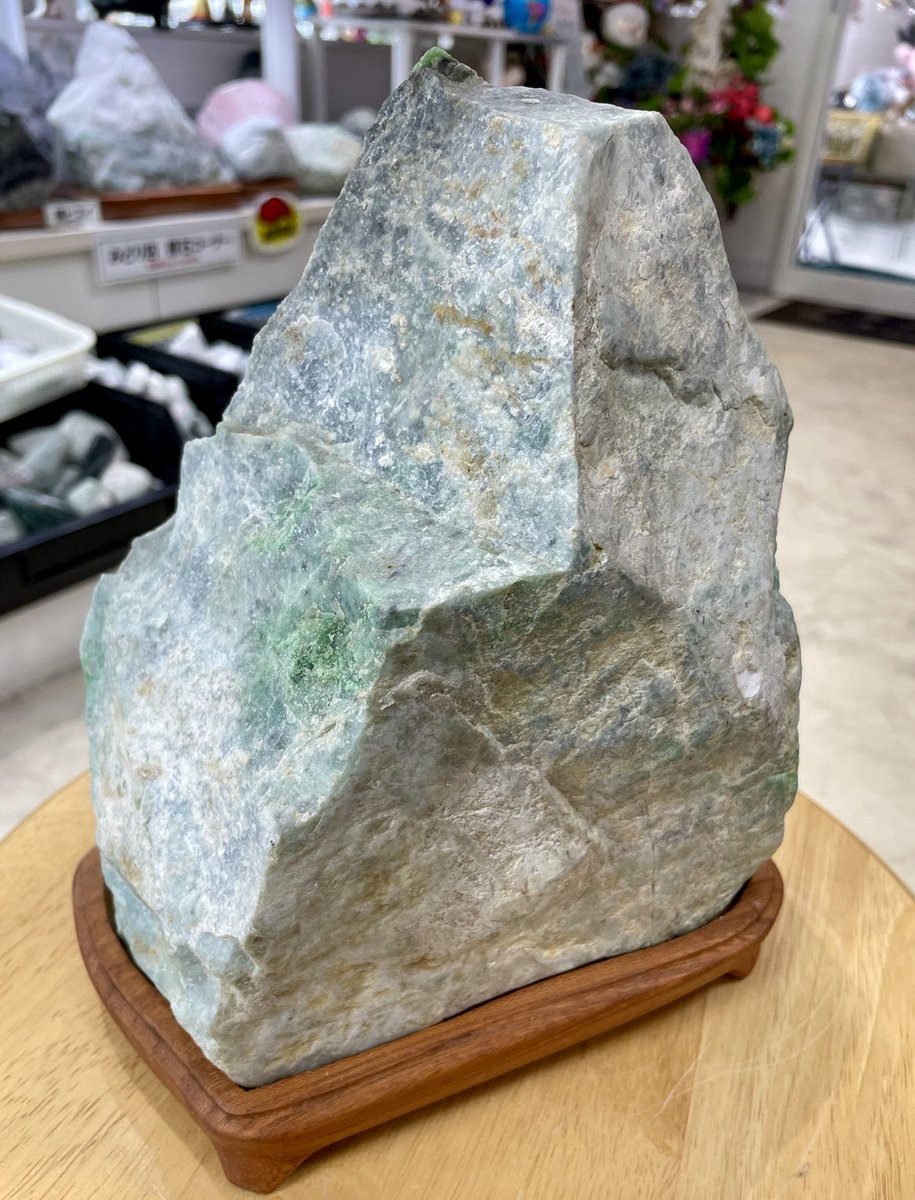 今日のヒスイは、 迫力ある「金山系の翡翠」です😁 金山系特有の灰色
