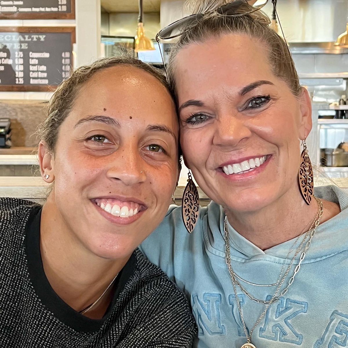 Madison_Keys's tweet photo. No one knows me better than my mom. When I had to hire someone to run my charity @KindnessWinsFnd, I couldn’t think of a better person. She is President of Kindness Wins, handling fundraising &amp; charitable outreach, &amp; knows what I’m passionate about when it comes to helping others https://t.co/RTPY63LkeK