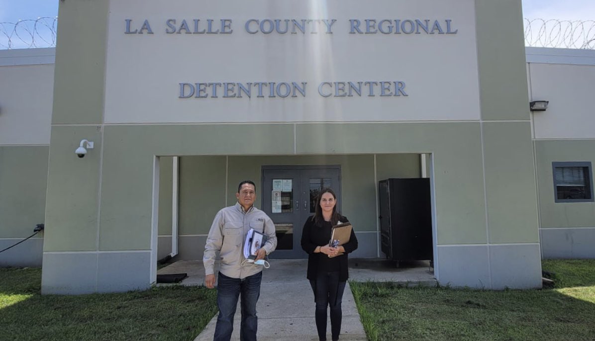 Consulmex Laredo (@consulmexlaredo) on Twitter photo En el marco del Programa de Visitas a Prisiones del <a href="/consulmexlaredo/">Consulmex Laredo</a>, personal del Departamento de Protección visitó el Centro de Detención La Salle para entrevistar a connacionales detenidos en su intento de cruce indocumentado. 🇲🇽🇺🇸
#ProtecciónConsular #CIAM En el marco del Programa de Visitas a Prisiones del <a href="/consulmexlaredo/">Consulmex Laredo</a>, personal del Departamento de Protección visitó el Centro de Detención La Salle para entrevistar a connacionales detenidos en su intento de cruce indocumentado. 🇲🇽🇺🇸
#ProtecciónConsular #CIAM