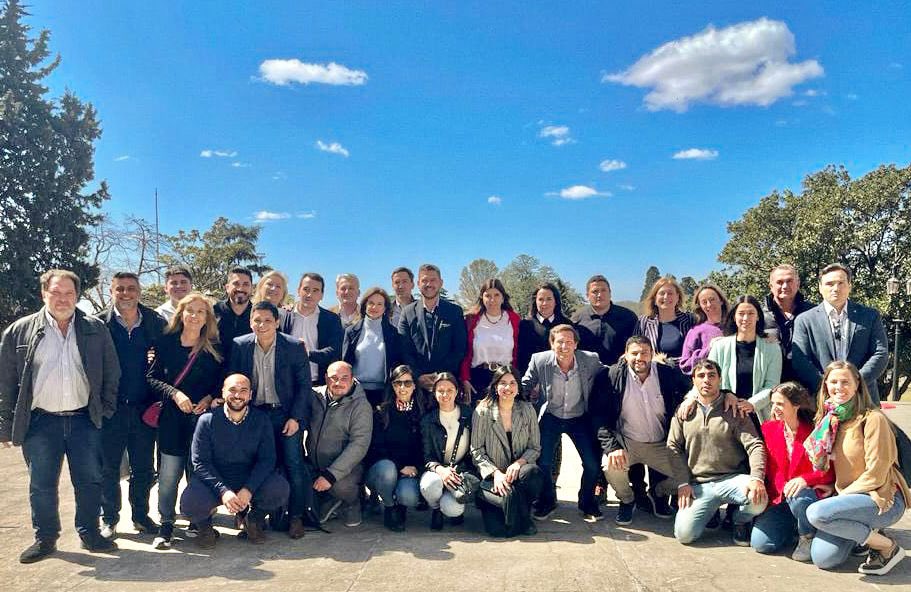 GermanPugnaloni's tweet photo. Hoy nos reunimos en Rosario junto a dirigentes y referentes del #ProSantaFe para coordinar acciones de cara a los desafíos que se vienen.

El Pro debe protagonizar la construcción de una alternativa política que encare los problemas que tiene nuestra provincia. https://t.co/GNLVlnyD4N