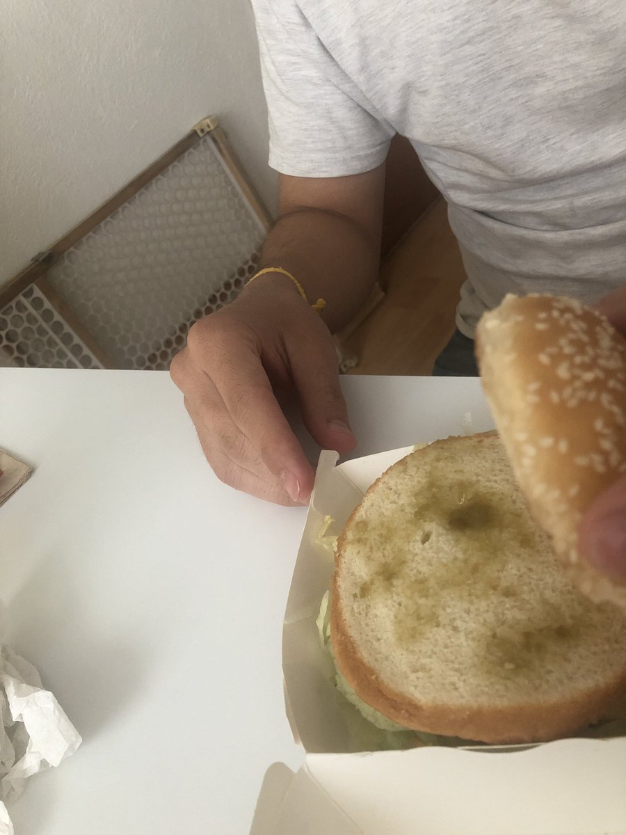 SCeLop28's tweet photo. @McDonaldsCorp CC pides una big mc por @DidifoodMX y te traen esto 👎🏻👎🏻👎🏻👎🏻👎🏻👎🏻 muy mal @McDonaldsMexico https://t.co/ISS9h4ngc3