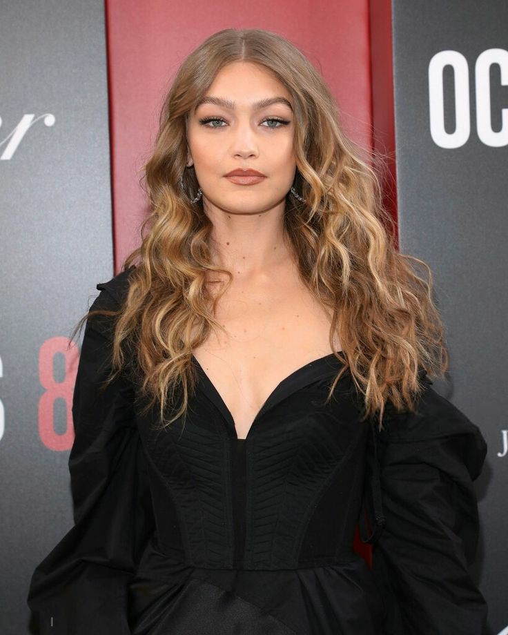 Bir fan okula gitmediği gün okuluna Gigi Hadid gelmiş ->