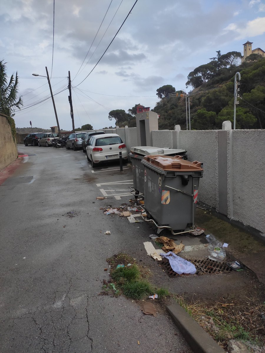 Enserio78's tweet photo. Ahir, com cada nit,  festa de la brossa en Can Senglar. Entre el veïnat, que no hi ha cap informació explicant aquesta problemàtica i que la brossa pasa tantes vegades com el cometa Halley...🤬 Peu del Funicular Pau Feu/Carroç @barcelona_010 @bcn_ajuntament @parcncollserola https://t.co/GIZjenMiks