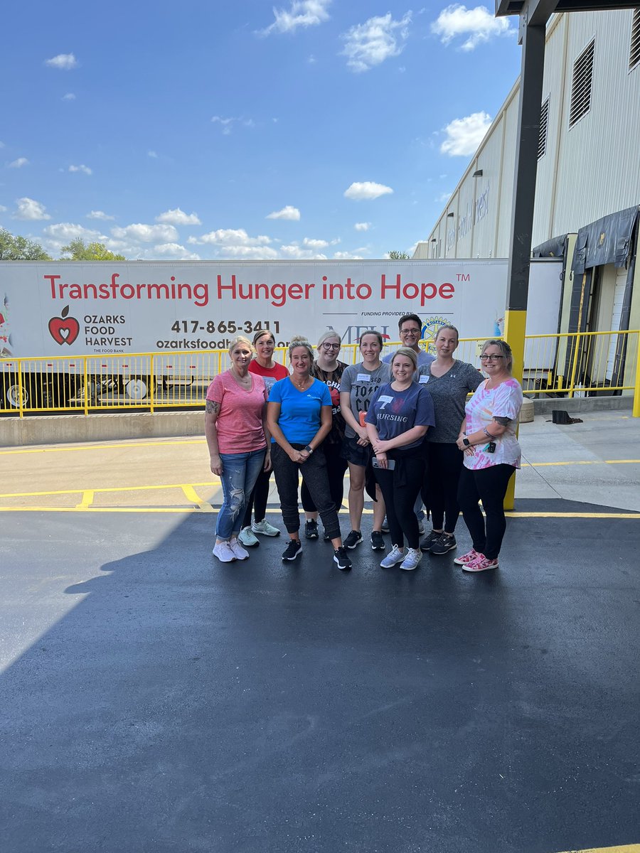 ChastidyParke's tweet photo. Love my CoxHealth leadership team! Missing a few today, but this crew helped put together over 8,000 meals for those in need this morning ☺️ https://t.co/ynIAh1mW4w