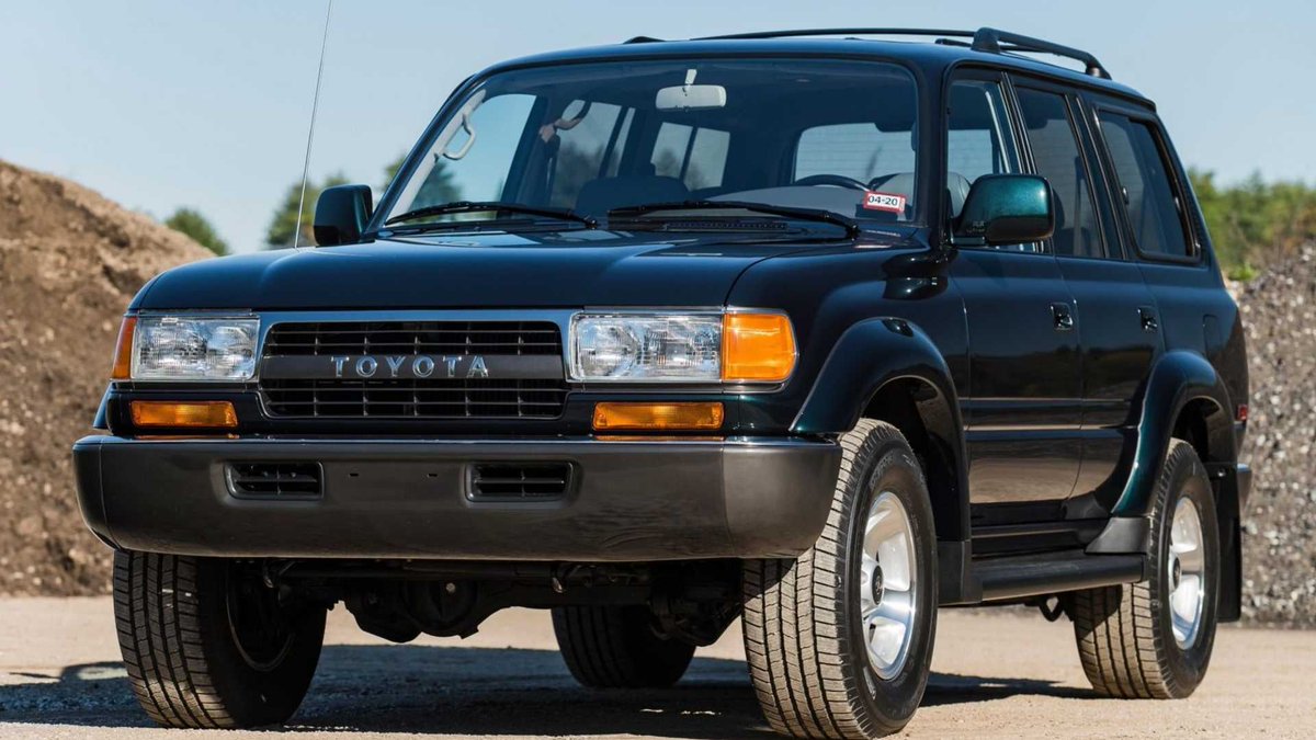 Beatroom88's tweet photo. I see your Rodeo and raise you a 94 Land Cruiser…Young Room apparently planned to have ALL da gas money!
Word2 G Money, I was “definitely gone be tha next King” https://t.co/sJQC389j4D