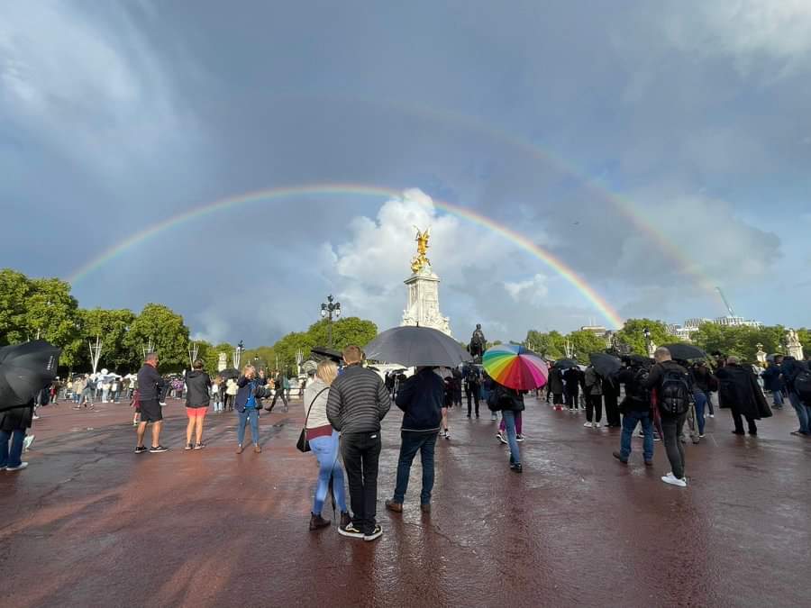 MissionChaplain's tweet photo. A double rainbow over Buckingham Palace.  A promising sign. https://t.co/NroDcWf5qb