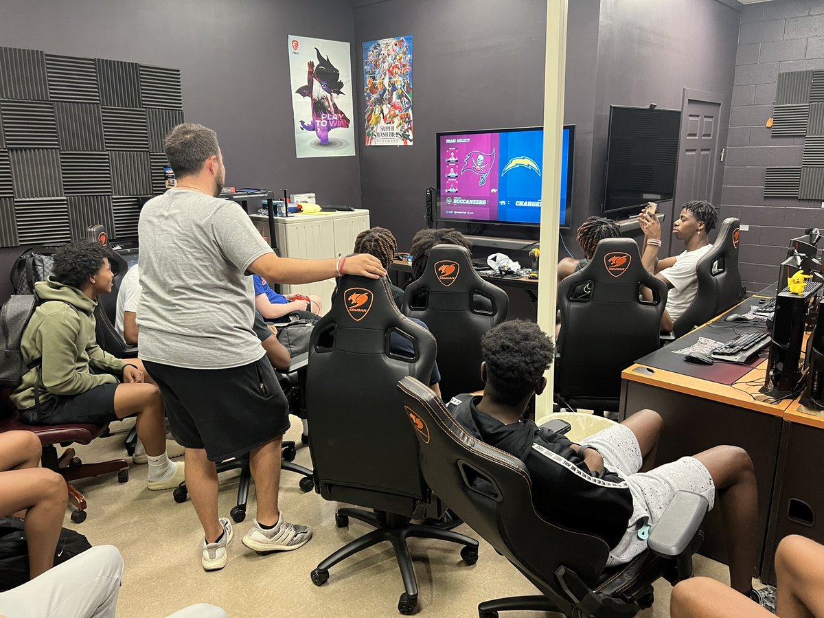 @FSCCBasketball x <a href="/fsccesports/">Fort Scott Community College Esports</a> 
Big game of Madden this afternoon, what a great collab between our program and the esports team at <a href="/fsgreyhounds/">Greyhound Athletics</a>. 

#AllinTOGETHER
