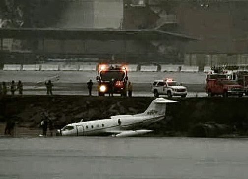 ivancp25's tweet photo. #AccidenteAéreo, hace unas horas, de un #Learjet35 (N26FN) en el Aeropuerto de #SanDiego #EEUU. Se ha estrellado al salirse al final de pista en el aterrizaje. Según algunas fuentes, hizo la aproximación final a 345 Km/h. Lo habitual para esta avión son unos 190 Km/h. 10-09-22 https://t.co/5kc9u7JfoO
