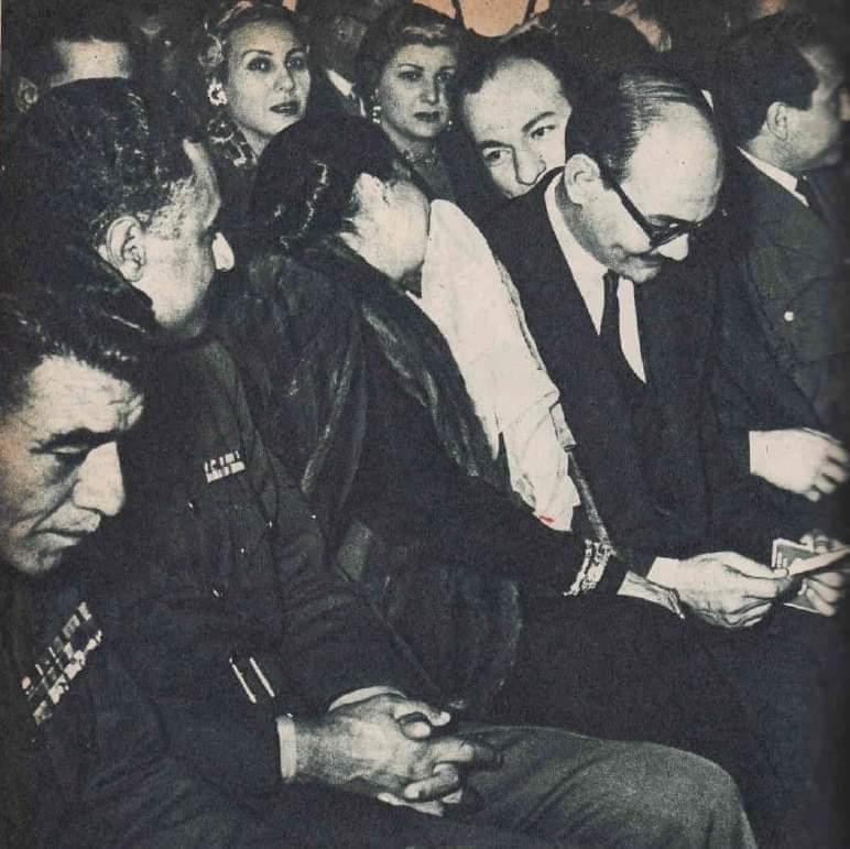 m_elsabagh's tweet photo. #المؤرخ 

حفل أم كلثوم في مساء يوم 7 يناير  1954 كان هو الحفل الأخير الذي جمع اللواء نجيب ؛ مع قيادة الإنقلاب ؛ حيث بدأ بعده مباشرة تفجر الصراع بين جناح نجيب وجناح عبدالناصر  والذي انتهى بتحديد إقامة نجيب ، في فيللا زينب الوكيل ، حرم  النحاس باشا بالمرج ؟!  .
#حلم_سنين_بيضيع_ظلم https://t.co/uvqtQLT7Ms