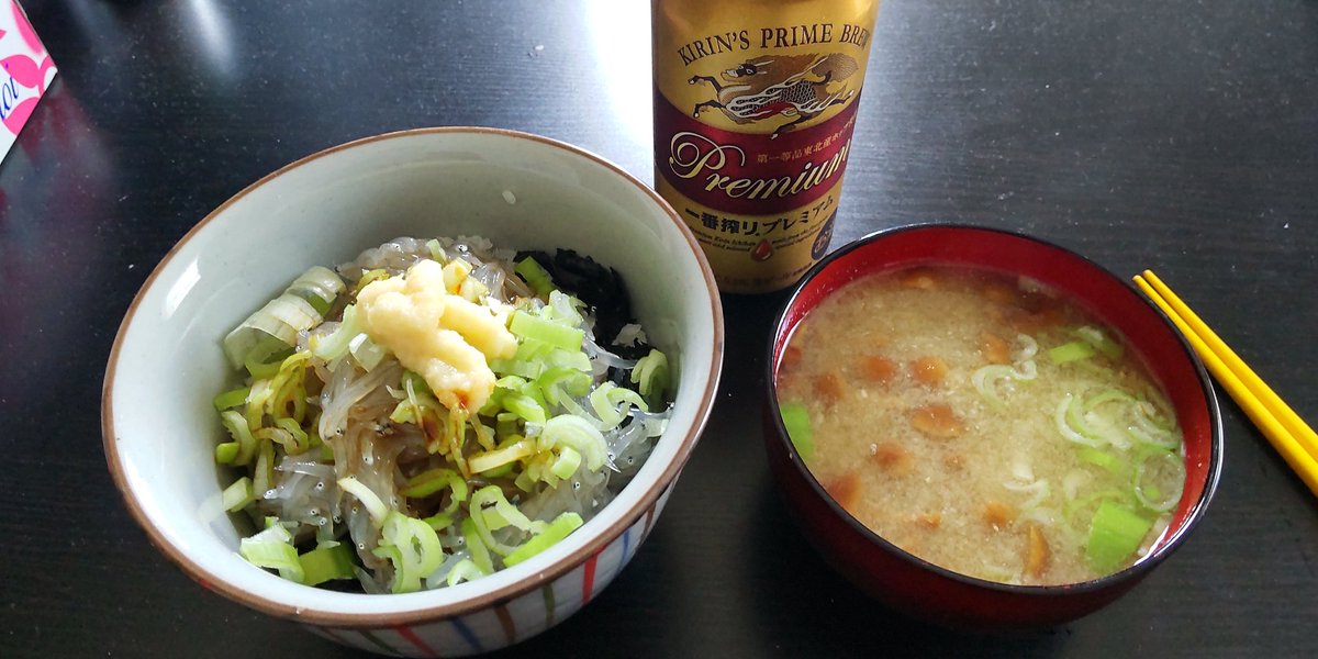 Toshi85297504's tweet photo. 朝も早くから市場に買い出し
生しらすが安かったから丼にしました＋なめこの味噌汁 https://t.co/UiWROJEVbl