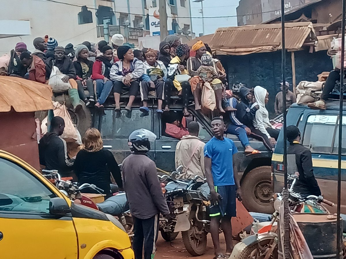 Djoumessi_D's tweet photo. How can we solve this problem? These are the women who make sure that we have food on our tables in Afica. I believe that they should be treated with more dignity. #New_Cameroon https://t.co/g8EHPYDthO