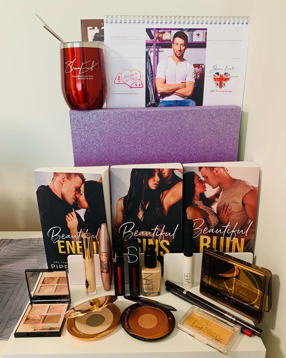 ves_gp_mua's tweet photo. A few of my Faves🎧📚💋💄
Hope UR having a fab weekend albeit a somber 1
Sending all the❤️&amp;🙏🏻to all my🇬🇧friends
I grieve with U as an🇦🇺:RIP QE2 you were extraordinary 💔🇬🇧💔
#makeupmess #enemiestrilogy #shaneeastmerch #piperlawsonbooks #eastmoor #shaneiaks https://t.co/rItaNReOSt