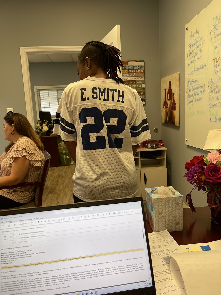 ystewart1's tweet image. Football Friday at the office… you already know ✨💙🤍 @hamcoschools #DC4L #alwaysrepresent