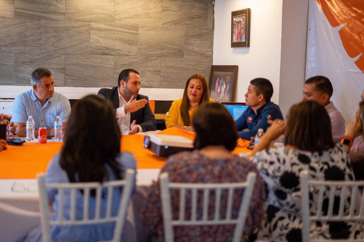 😍 Miren que gran viernes de trabajo en el sur de Sonora. Estamos en #Movimiento 🍊

✅ Reunión con regidores del sur del estado.
✅ Coordinadora Municipal de Cajeme.