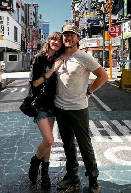 it's so nice of amy to lean on his shoulder to make him look taller