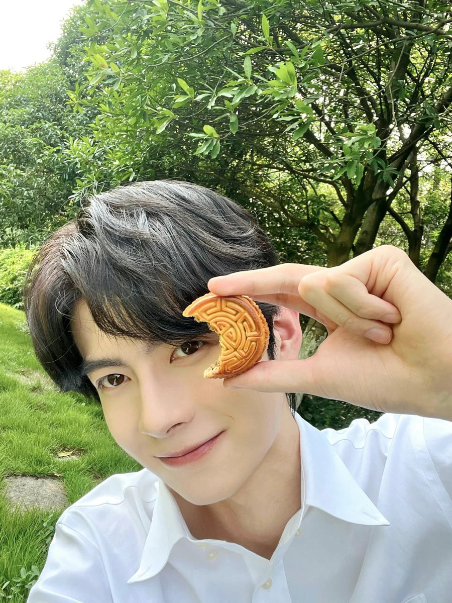 chenheyi_chy's tweet photo. 🌛Wishing everyone a happy Mid-Autumn Festival!  Family reunion!  Are the mooncakes ready? https://t.co/9Xe0Q6xwSX