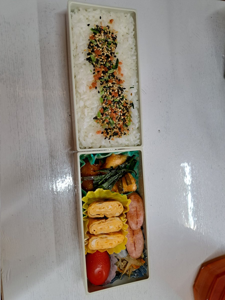 hidekithi8877's tweet photo. 今日のサラメシ。
きんぴらごぼう、唐揚げの油淋鶏風ニラソース、甘い卵焼き、ウインナー&amp;トマト🍅
美味しくいただきました。
奥様に感謝！ありがとう♥️
#愛妻弁当
#ニラは万能
#サラメシ
#眠たくなってきた https://t.co/QNbcy8awcw