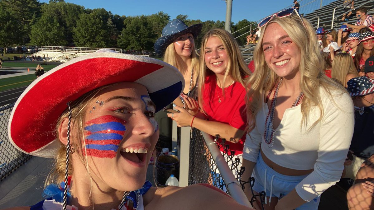 _delaneykeith's tweet photo. Family Forever. ๐๐ค @BeaverCentral @RLSD_Beavers @Riverside_athl @rhssenioryear @rhsbeavers #toppedthetoppers #BEAVSONTOP https://t.co/EIajwg0R9z