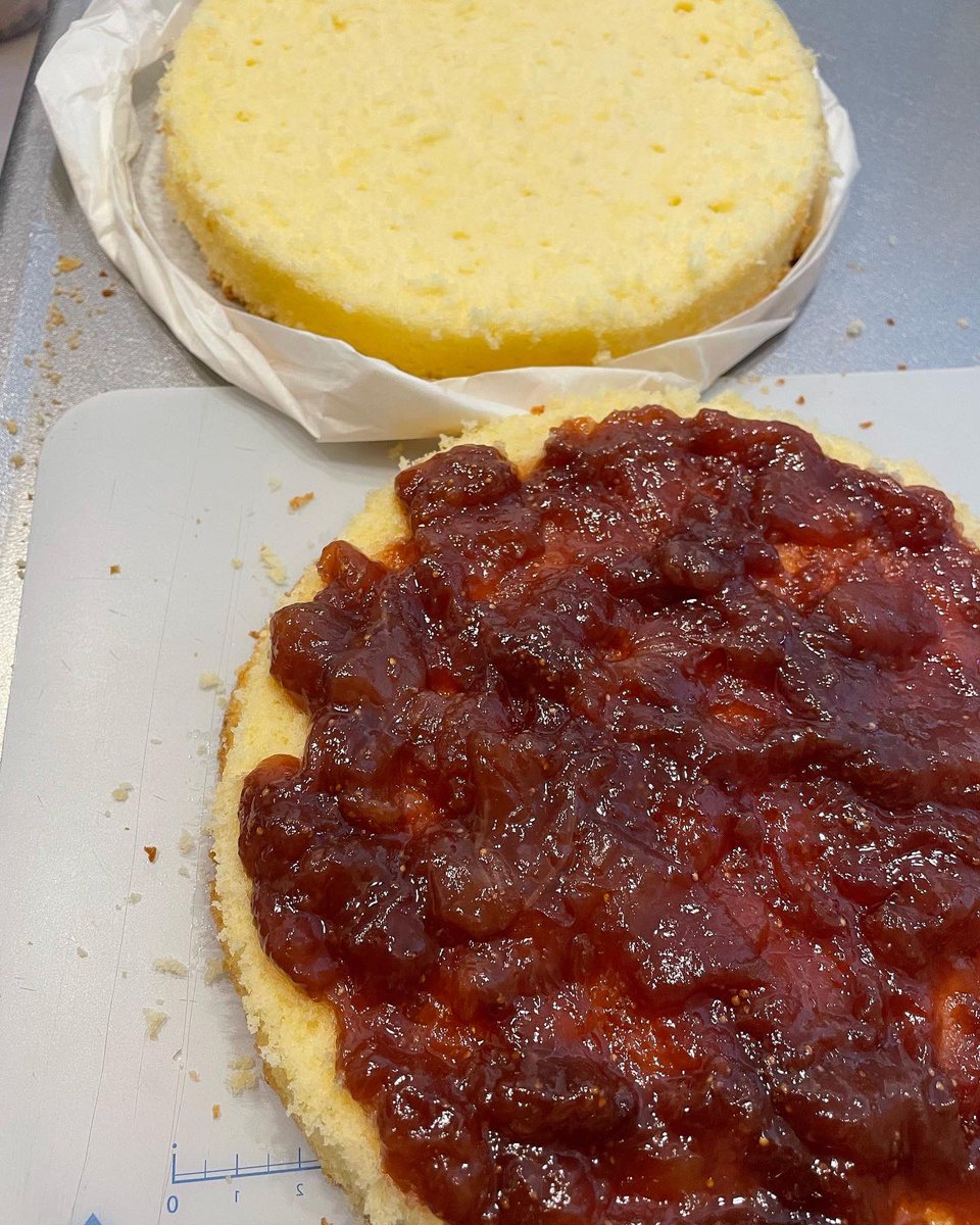 panadelia's tweet photo. イチジクのヴィクトリアケーキ
シンプルなバターケーキ生地だけど、発酵バターを沢山使ってるから、しっとりしてとっても美味しい❣️
イギリスのケーキを焼きたい気分RIP
#ヴィクトリアケーキ #victoriacake
#fig #イギリスお菓子 #焼菓子 #お菓子作り https://t.co/TrWuzCJevj