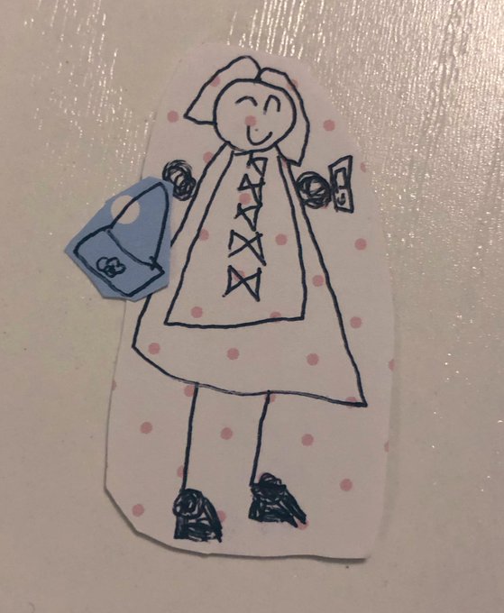 娘が私を描いてくれました😂
手にスマホ、ジルバイジルのショルダーバッグも描かれてて再現度高い! 