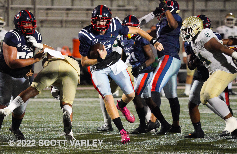 VarleyPhoto's tweet photo. In the 3rd quarter, Long Beach Poly leads Leuzinger 24-3 @breezepreps @BeachVarsity @johnwdavis https://t.co/wBZB62dEGy