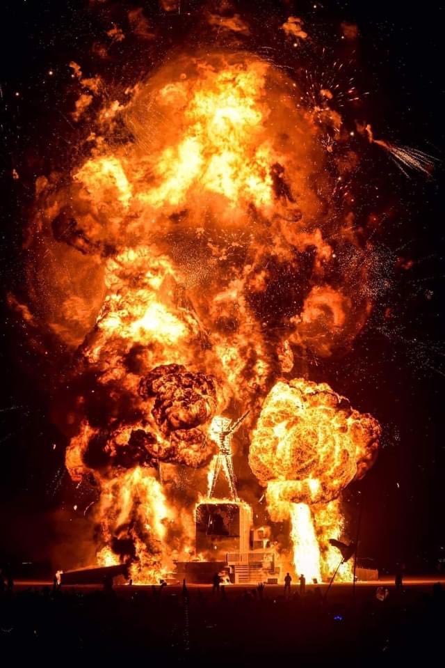 hanky_poo's tweet photo. Как мы летали на Burning Man.
Вопреки расхожему мнению бёрнинг мэн это всё таки не фестиваль. Это скорее город-утопия который вырастает в пустыне Невады на одну неделю, а затем бесследно исчезает ( это кстати один из принципов бм- leave no trace).  
Здесь нет денег и брендов….. https://t.co/VAyambvoZa