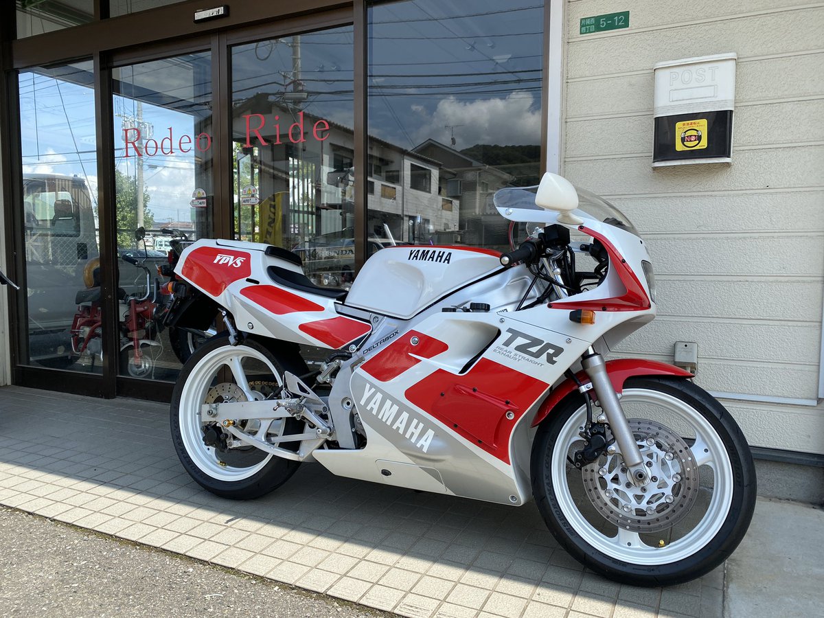 larry62370545's tweet photo. 朝から洗車し新車と思えるほどピカピカにしたら自賠責あと2日だった。慌ててロデオライドさんとこで加入した。帰りに寄った赤男爵でいつもの店長と売ってくれ！からの売らんと言う冗談を交わす中で、ふざけて100万なら売るよ！と言ったら、一瞬仕事人の顔になり「え？」と固まった。前言撤回！で逃げた https://t.co/rGiVKKIN94