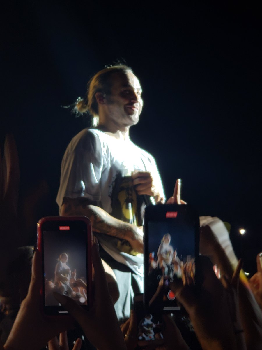 badrosenrot's tweet photo. O PETE DO MEU LADO VAI TOMAR NO CUUUUUUU #FallOutBoyNoRockInRio https://t.co/558kww8CW8