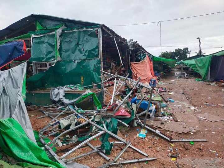 miN13700's tweet photo. A 7-yr-old child was killed &amp; 3 other civilians were wounded and many homes were damaged as military council which suffered casualties in fighting in Moebye tsp, Shan-Karenni border, on Sep 8 &amp; 9, launched indiscriminate shelling &amp; airstrike into villages &amp; wards.
#2022Sept10Coup https://t.co/6eZLm32TXR
