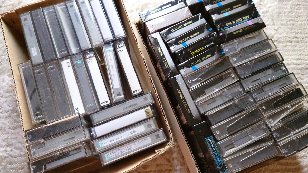 nekopon_maki's tweet photo. 陽気も良いので、DATテープを風通し。
とりあえずSt.giga から録音した音源を棚から出してきました。
生テープもありますから、カセットデッキと音色を比べてみるのも面白そうです… https://t.co/wqRTbNdUzv