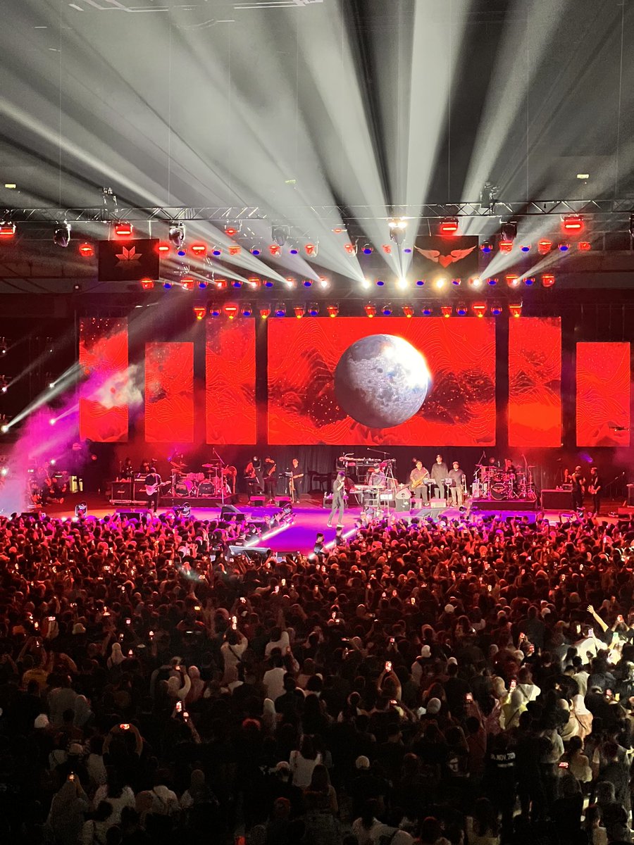 harizakwan's tweet image. Konsert sebegini yang kita mahukan! Dewa 19 live in Kuala Lumpur, amazing crowd, great venue, lighting &amp;amp; sound system, perfecto!

Ini adalah view dari Arjuna seating ya. Have fun siapa yang pergi show harini! 😎