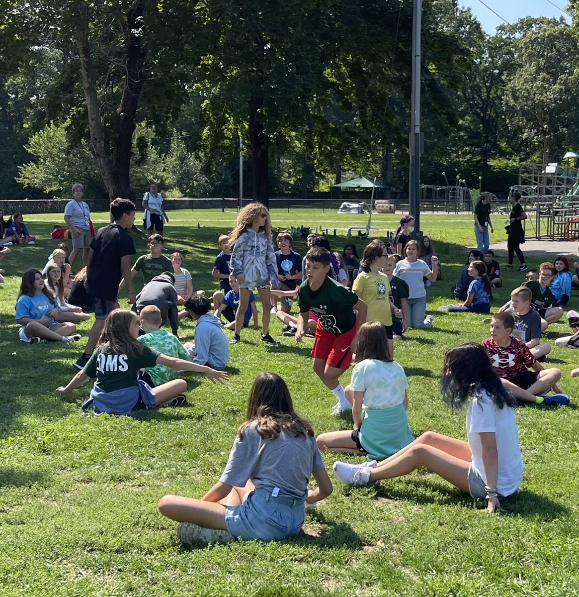 MarpleQMS's tweet photo. Mrs. Goffe captured this action photo during today’s game of Octopus!!! Great afternoon of team building exercises!!! #QMSYellow #WeAreYellow #YellowUnity #QMSRocks https://t.co/3w3Wf3Nc8Y