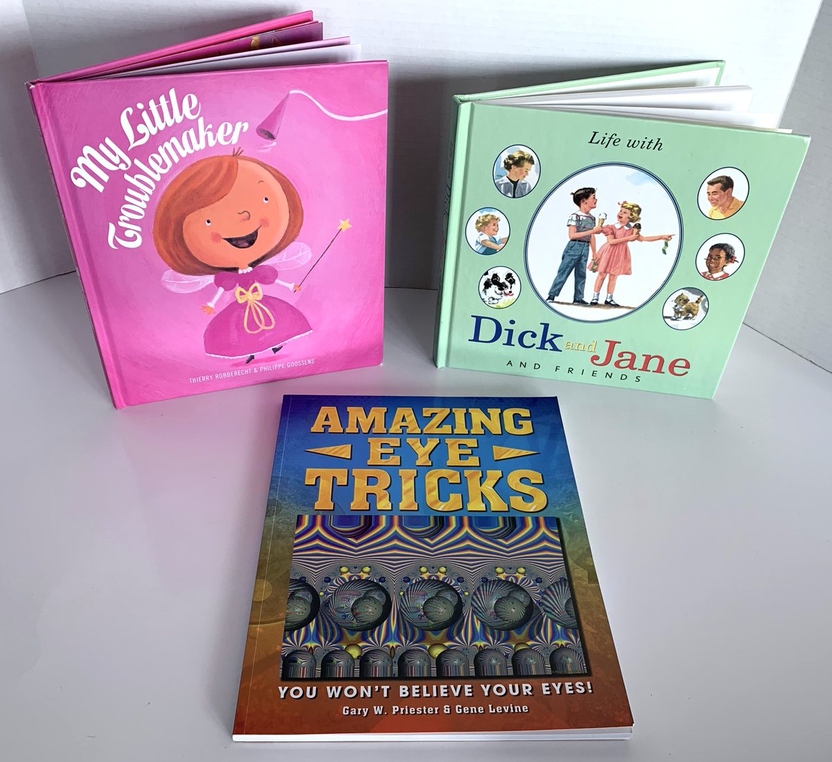 LFLfairfax's tweet photo. Some new books headed to the Fairfax Little Free Libraries.
#Homesweethomefairfax #Fairfaxlittlefreelibraries #atomicrobo #clavisbooks #johnbeede #randomhouse #brianclevinger #scottwegener #thierryrobberecht #philippegoossens https://t.co/yTzo9xO6aW