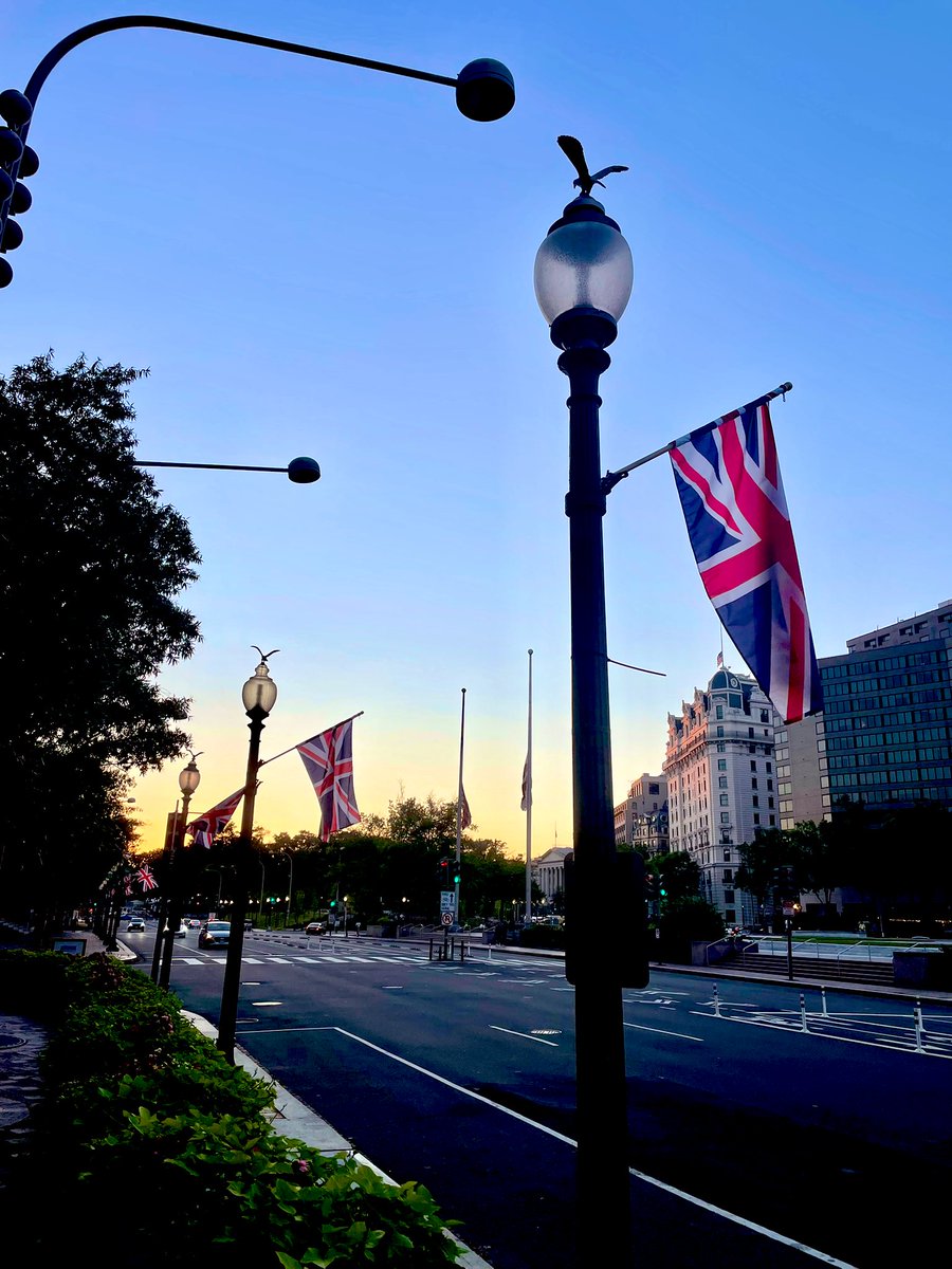 The scene in Washington this evening. British flags down Pennsylvania Avenue. 🇬🇧🇺🇸