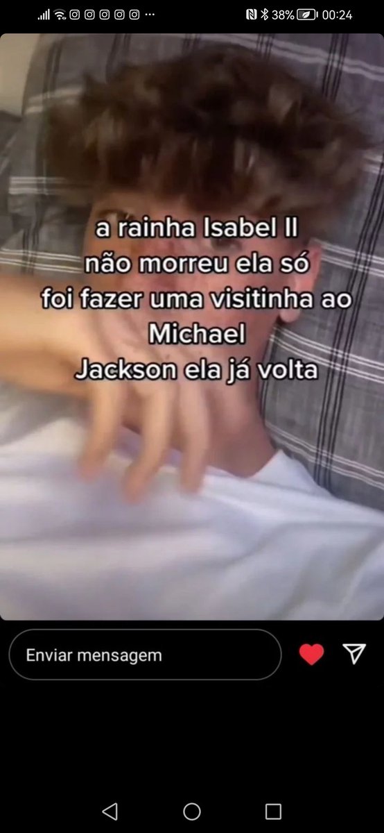 matos______'s tweet photo. @joaosousayt a rainha foi visitar o teu grande amigo michael jackson https://t.co/nk3HsVbPAx