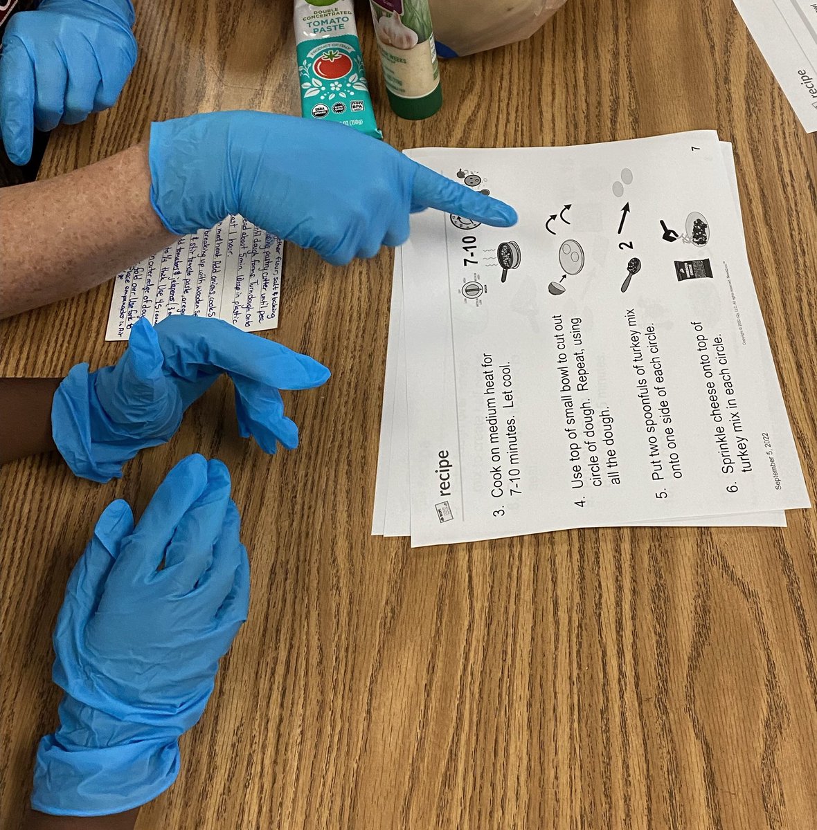 Garrett_TES's tweet photo. Celebrating Hispanic Heritage month making cheesy empanadas! #TotallyTomball #CelebratingDifferencesInTISD @AliciaMeans4 @TISDTES @TomballISD, @TStudentSupport, @nannewt, @kwake32 https://t.co/4sW4m7KTF8