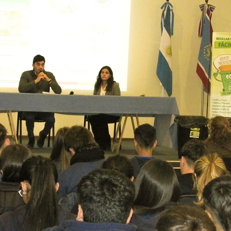 MuniRioPrimero's tweet photo. ♻️ ENSEÑANDO A REDUCIR, REUTILIZAR Y RECICLAR ♻️

👉🏻 En el marco del Plan Río Recicla, se dictaron charlas de reciclaje a las instituciones educativas de la localidad, en esta ocasión, el Instituto Contardo Ferrini y la escuela primaria Capitán J Leónidas Ardiles. https://t.co/4IV1nUvXzs