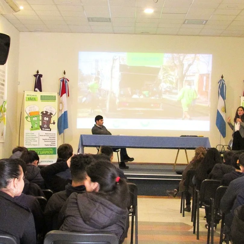 MuniRioPrimero's tweet photo. ♻️ ENSEÑANDO A REDUCIR, REUTILIZAR Y RECICLAR ♻️

👉🏻 En el marco del Plan Río Recicla, se dictaron charlas de reciclaje a las instituciones educativas de la localidad, en esta ocasión, el Instituto Contardo Ferrini y la escuela primaria Capitán J Leónidas Ardiles. https://t.co/4IV1nUvXzs