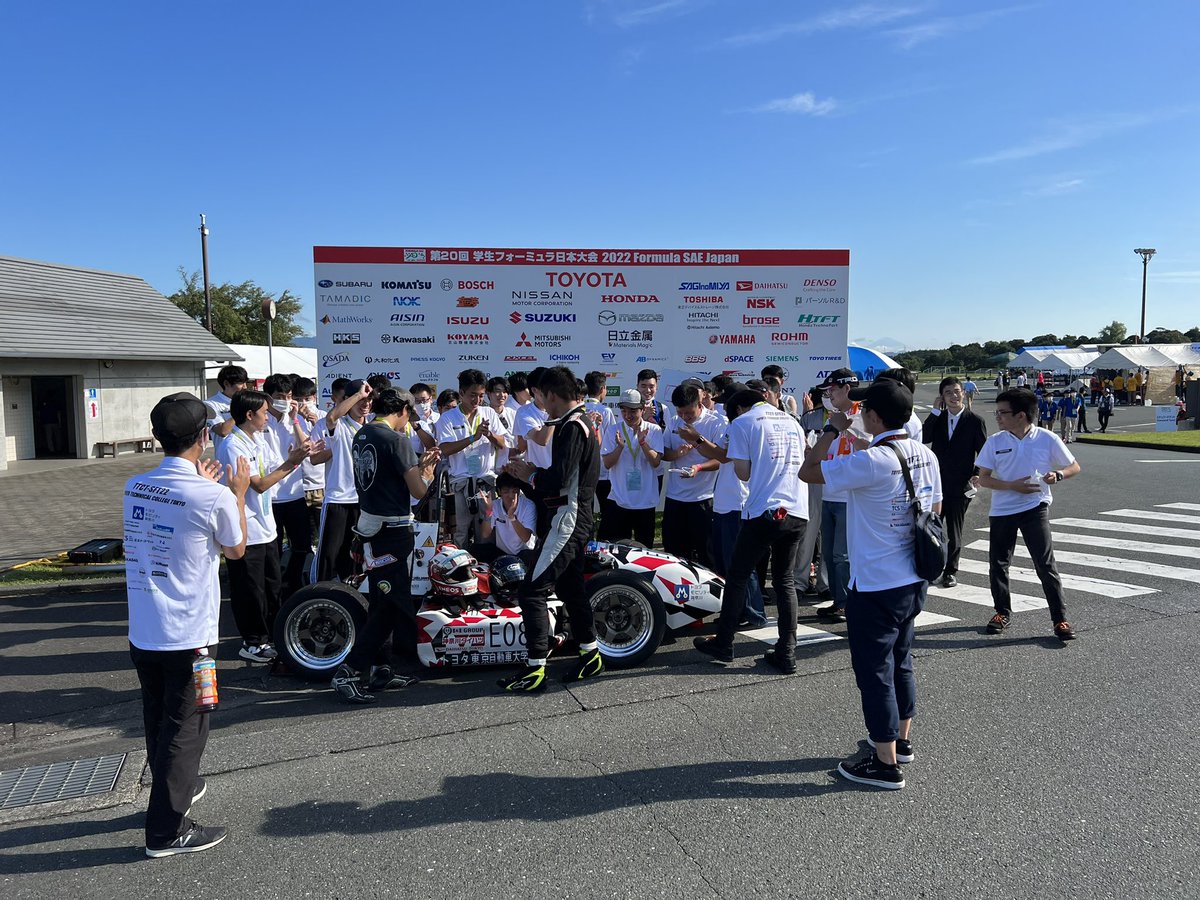 記念撮影をしました！
当チームの活動においてエンデュランスを完走できたのは史上初となります。
応援して頂いた皆様、ご支援頂いたスポンサー様、皆様の力があってこその結果でした。本当にありがとうございました。
#toyota 
#トヨタ東京自動車大学校 
#スマートモビリティ科
#学生フォーミュラ