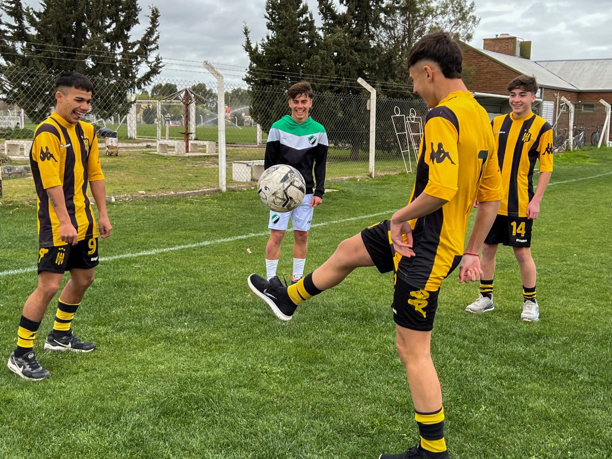 Olimpo_Oficial's tweet photo. #FutbolFormativo ⚽️ 

🤗 Los clubes son espacios de contención para nuestros pibes. El crecimiento de ellos, por medio de la competencia deportiva, es siempre en el marco del respeto mutuo. https://t.co/1vNCVS3lhP