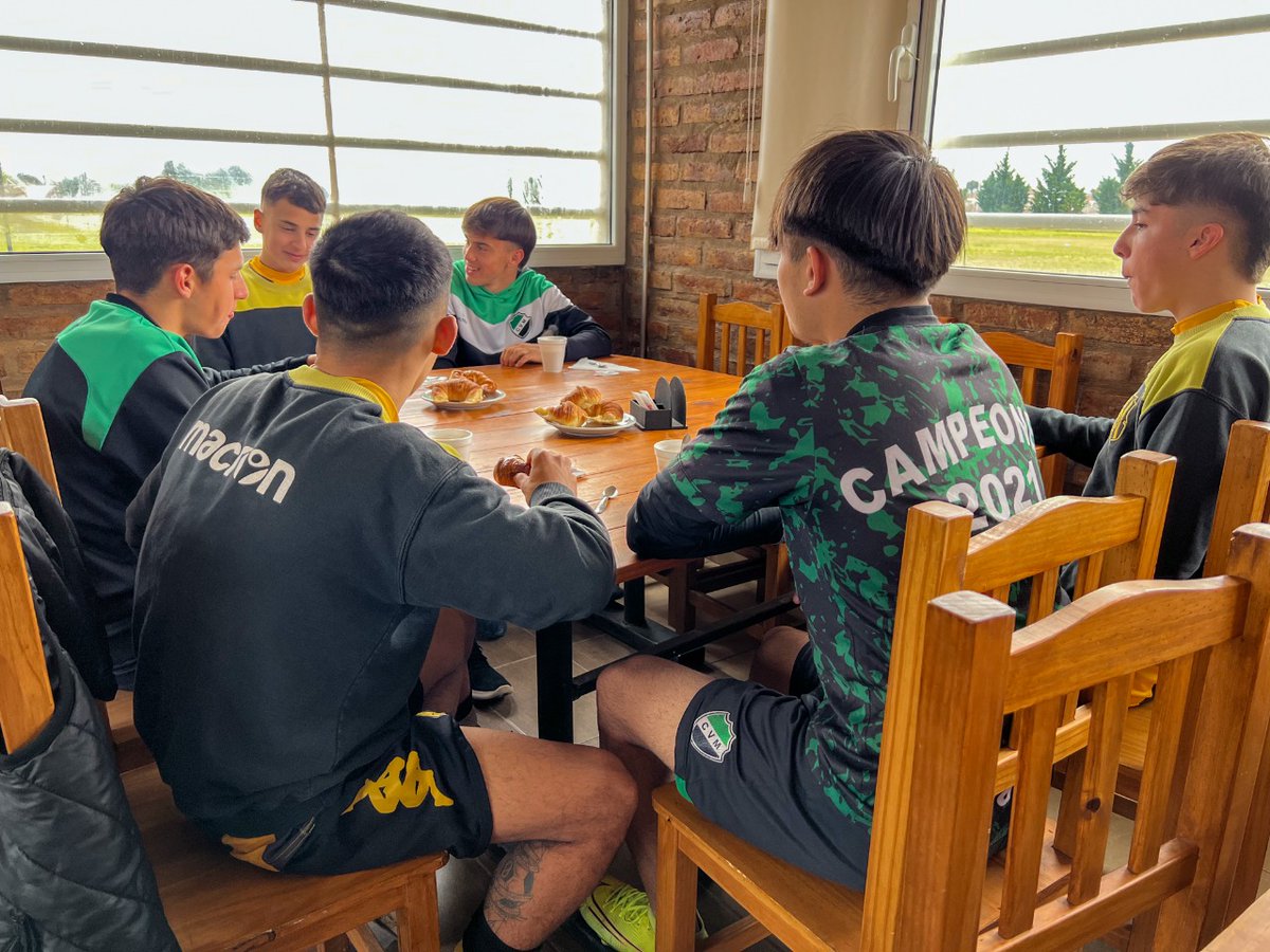 Olimpo_Oficial's tweet photo. 💫 Integrantes de la categoría 2007 visitaron a chicos de Villa Mitre para compartir una tarde en su predio. 

🤜🏼🤛🏼 La rivalidad es únicamente deportiva, nos vemos el domingo en las semis.

#VamosOlimpo 💛🖤 https://t.co/pGj8LpJFhJ