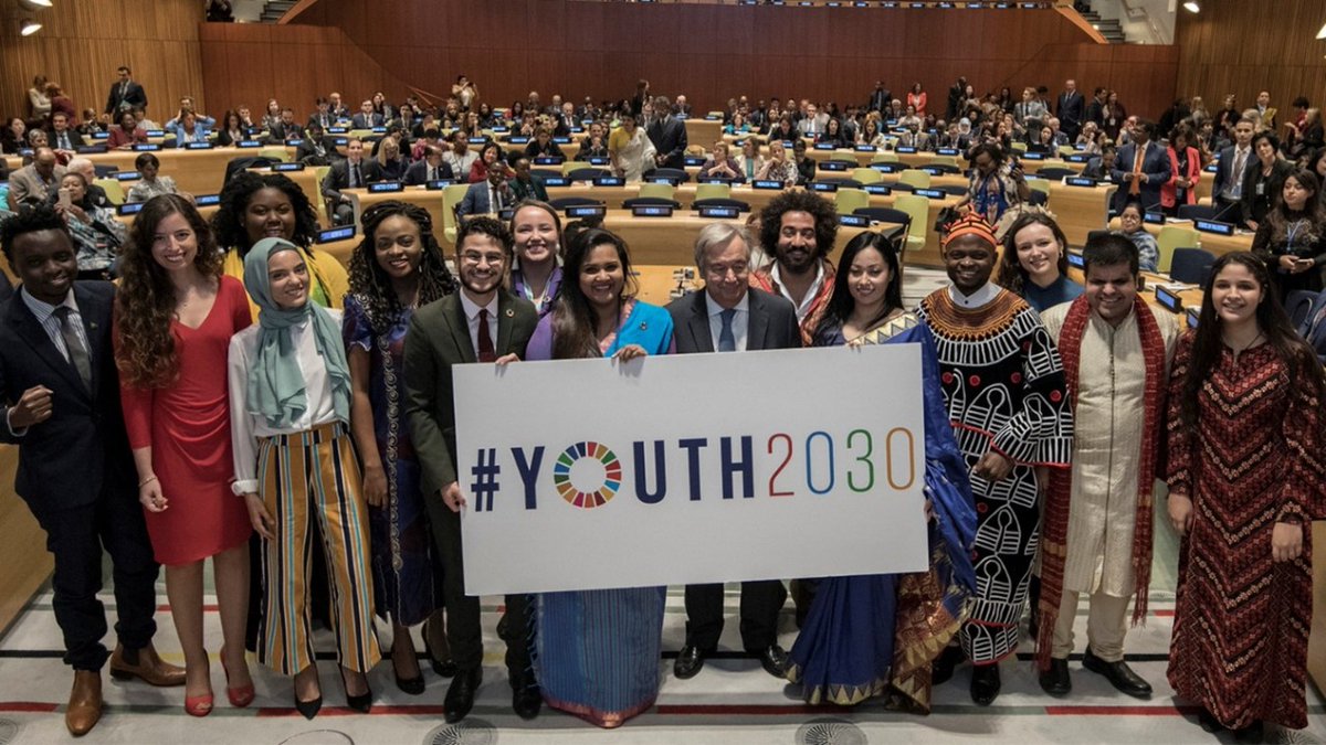 CancilleriaCol's tweet photo. Colombia celebra la aprobación por unanimidad de la Resolución A/76/L85 de @UN que establece la Oficina de la Juventud, este será el escenario de articulación y participación de los jóvenes para la construcción de sociedades más incluyentes y en paz 🕊️ ⬇️
https://t.co/4CGA8fuGVP https://t.co/2iMXCnx8Kw