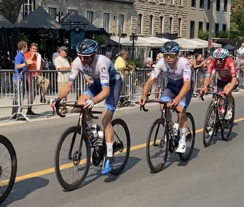 [Texte et vidéos] Le cyclisme sur route est un sport difficile. Les Québécois en ont eu une autre preuve vendredi au Grand Prix cycliste de Québec.

<a href="/FQSC/">Sports cyclistes</a> <a href="/CyclingCanada/">Cycling Canada</a> 

Les détails : bit.ly/3DexKUx
Crédit photo : Sportcom