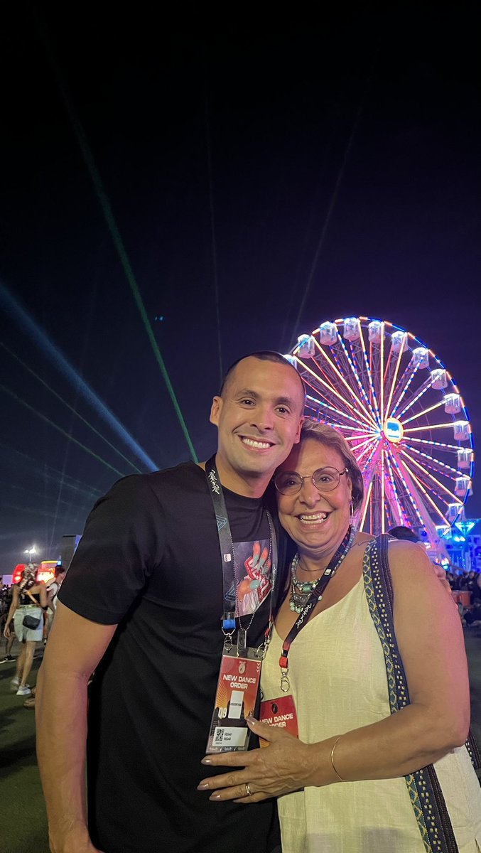 vegaslivebr's tweet photo. Trouxe Mamãe para o Rock In Rio, e ela  pediu pra eu tocar Sequence, a musica preferida dela ❤️ Seu pedido é uma ordem dona Rosa https://t.co/g8SBmSzGGr