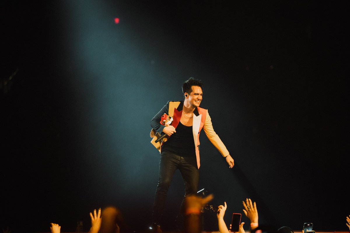 thekiaforum's tweet photo. .@PanicAtTheDisco kicked off their tour last night, playing their new album in full, along with the hits and fan favorites! 
 
Don’t miss the Viva Las Vengeance Tour when it makes its way to the Kia Forum on October 19: https://t.co/nElFfANS4N

(📸: @JakeChams) https://t.co/uvSlpmjlQM