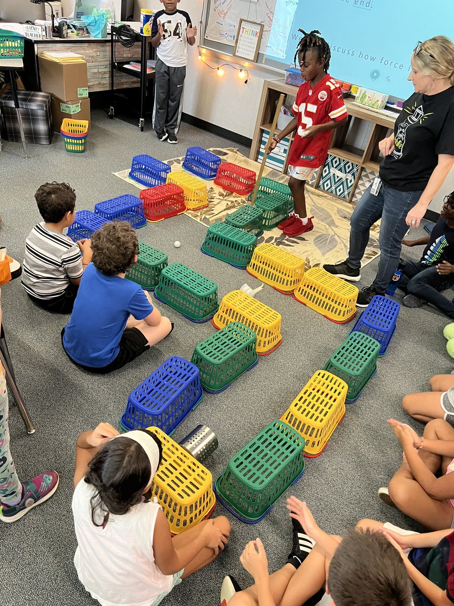 3rdFpe's tweet photo. Mrs. Casas’ class learning about balanced and unbalanced forces through creating a mini-golf course! https://t.co/Xg1NpRme27