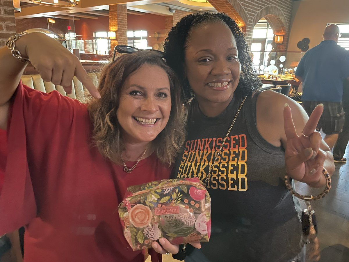 Omg <a href="/Delta/">Delta</a> huge thank YOU and shout out to Timicka with @KCIAirport who not only found my makeup bag I left on my flight but tracked me down and DELIVERED it.
