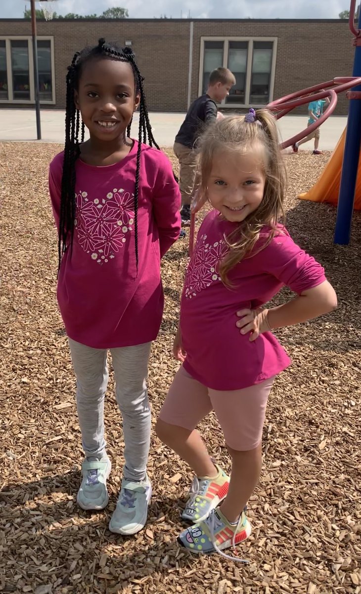 DesandreTaylor's tweet photo. These two sweet girls noticed they were wearing the same shirts during recess… They proceeded to play with eachother. Genuine kindness! #owbears #sd113a #owbears #owstrong https://t.co/z3EhqAF3AX