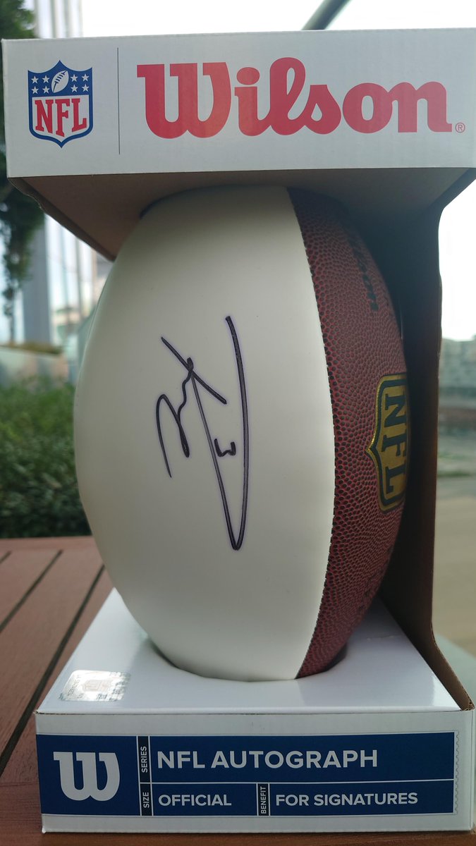 #Seahawks fans! Want a chance to win a signed @DangeRussWilson? Stop by our free tailgate party 3 hours before this Monday's kickoff! Food, drinks and prizes! Located right across @LumenField in our King Street Ballroom & Perch! #SEA you there #mondaynightfootball 🦅🏈