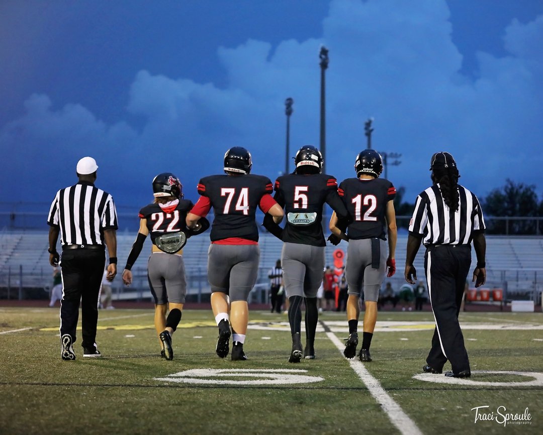 TraciPhotos's tweet photo. Hard fought game last night…love my Eagles.
Started with a lightning delay and then four quarters of football fun. ❤️🦅🖤
#footballcaptains #sportsphotography #footballportraits #highschoolfootball #tspseniorstories #jupiterseniorphotographer #palmbeachseniorphotog https://t.co/j0nN3TkWRP